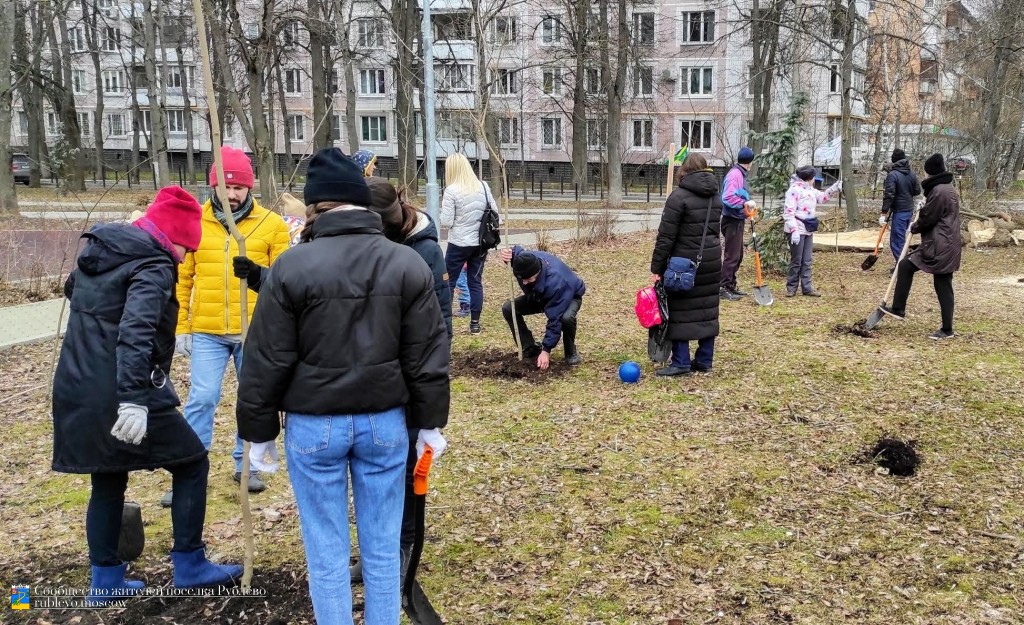 В Рублёво прошёл воскресник по посадке деревьев на Советской. 14