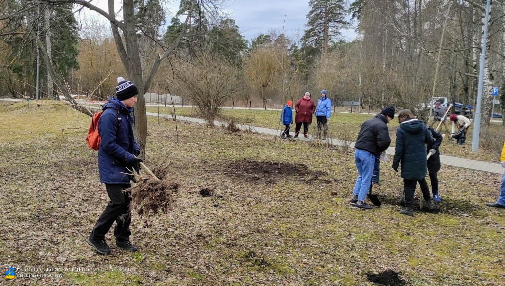 В Рублёво прошёл воскресник по посадке деревьев на Советской. 13