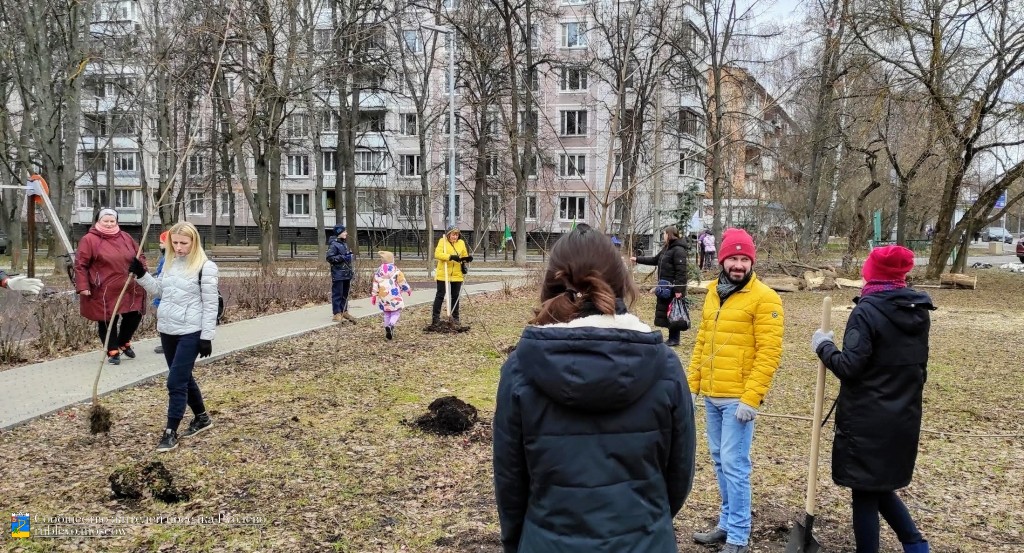 В Рублёво прошёл воскресник по посадке деревьев на Советской. 9